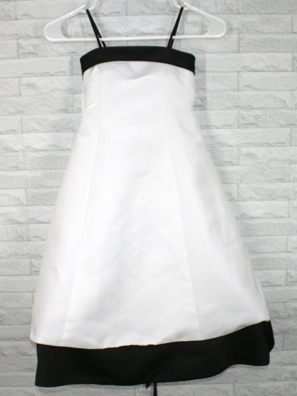 DAVID'S BRIDAL Gown Flowergirl Dress H8052 Formal Satin White and Black Girls 4 - Picture 1 of 14